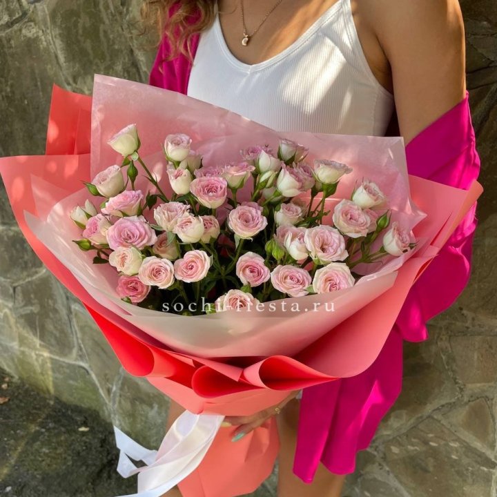 Розовые кустовые розы в Омске