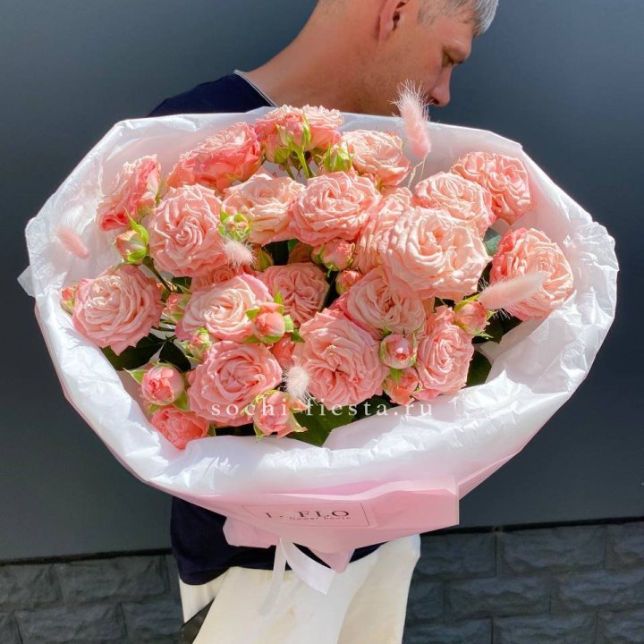 Пионовидные розы Мадам Бомбастик в Омске