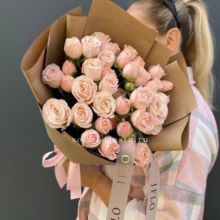 Кустовые розы Бомбастик в крафте в Омске