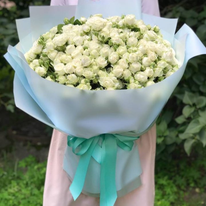 51 белая кустовая роза в Омске