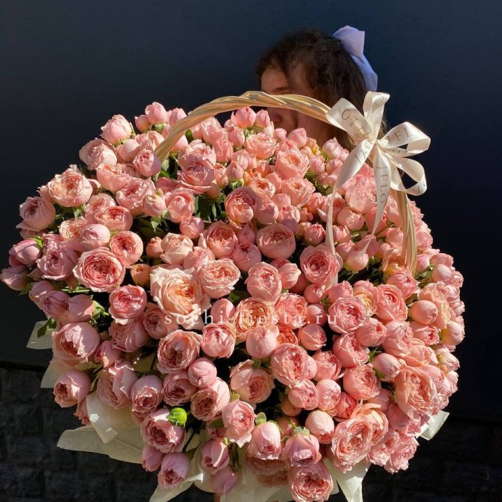Корзина из пионовидных роз в Омске