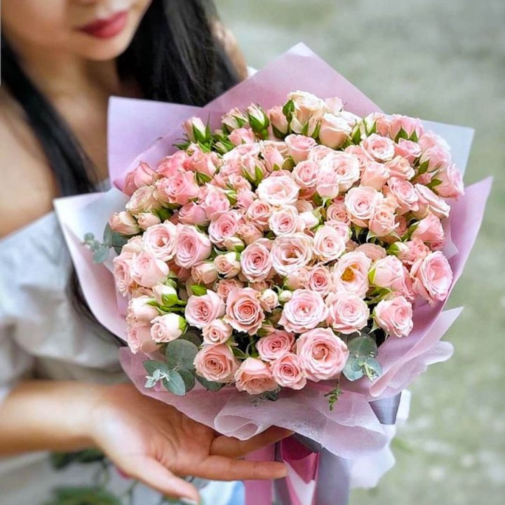 Кустовые розы с эвкалиптом в Омске