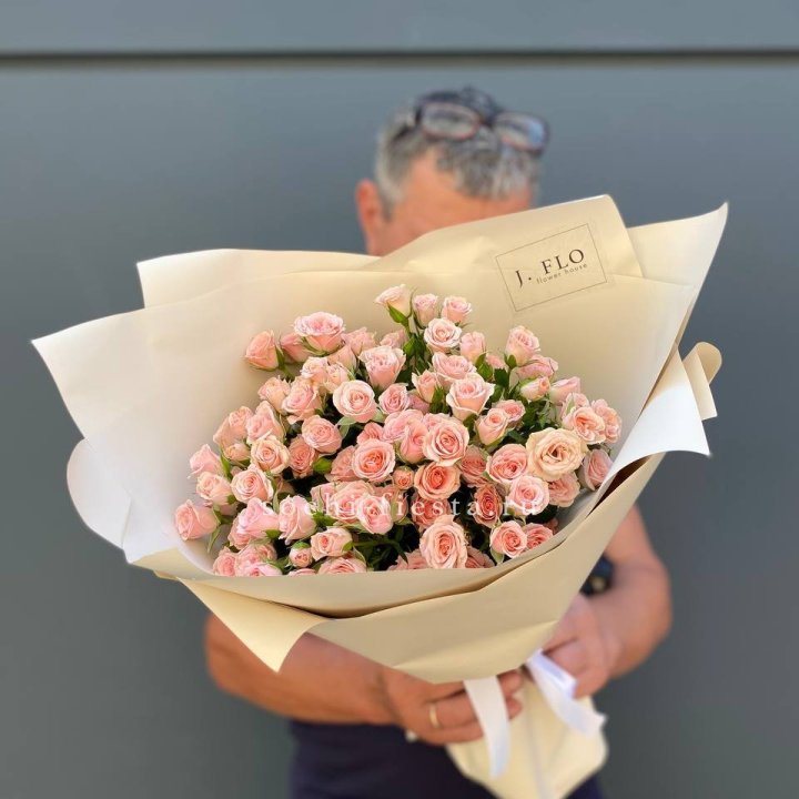 Кустовые розы леди в Омске