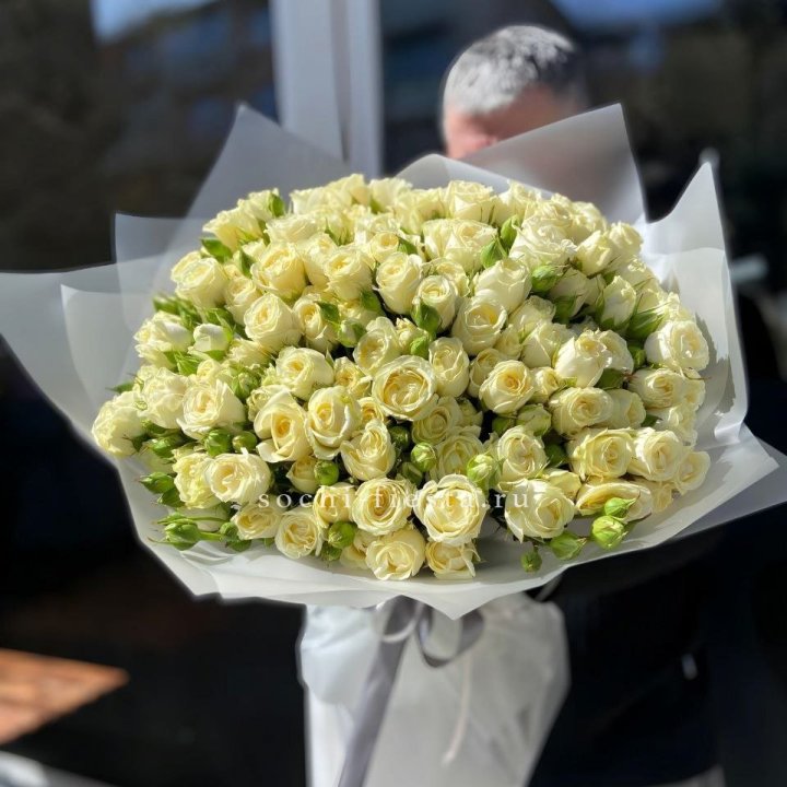 Белые кустовые розы 31 шт в Омске