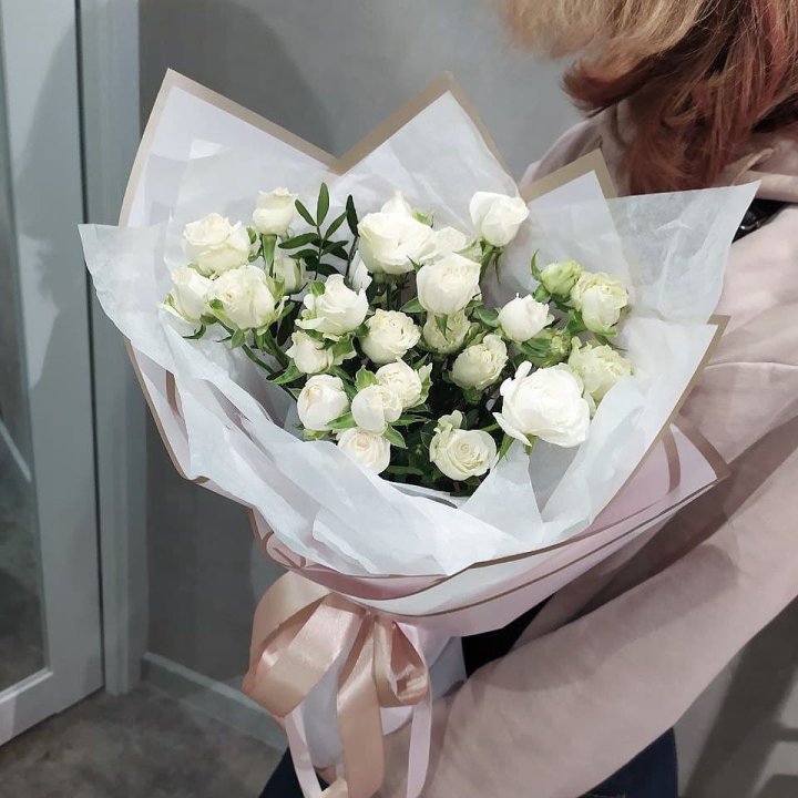 Белоснежные кустовые розы в Омске