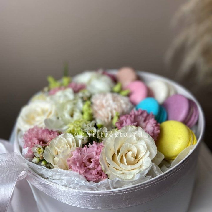 Цветы в цилиндре с макаронс "Прованс" в Омске