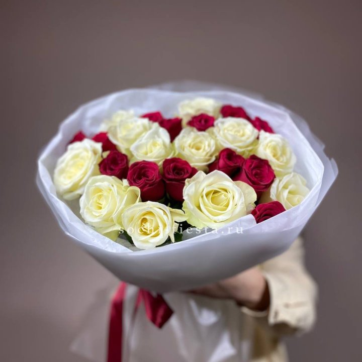 Букет их красных и белых 25 роз в Омске