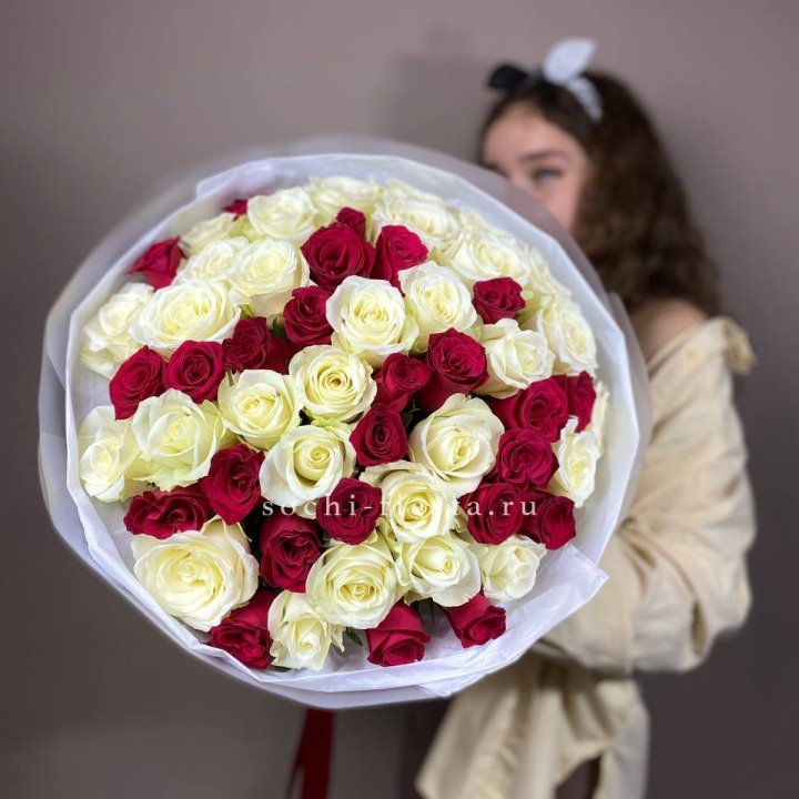 Микс из 55 роз в Омске