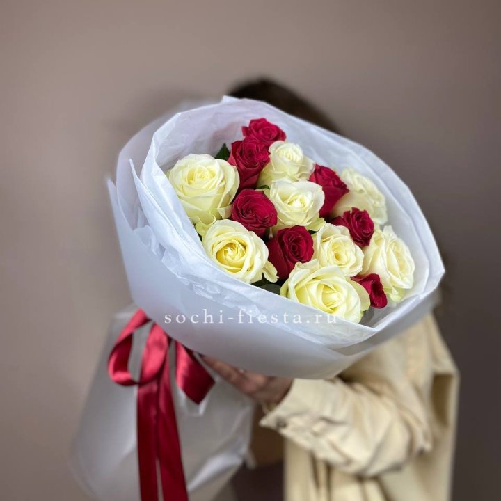 Букет из красных белых 15 роз в Омске
