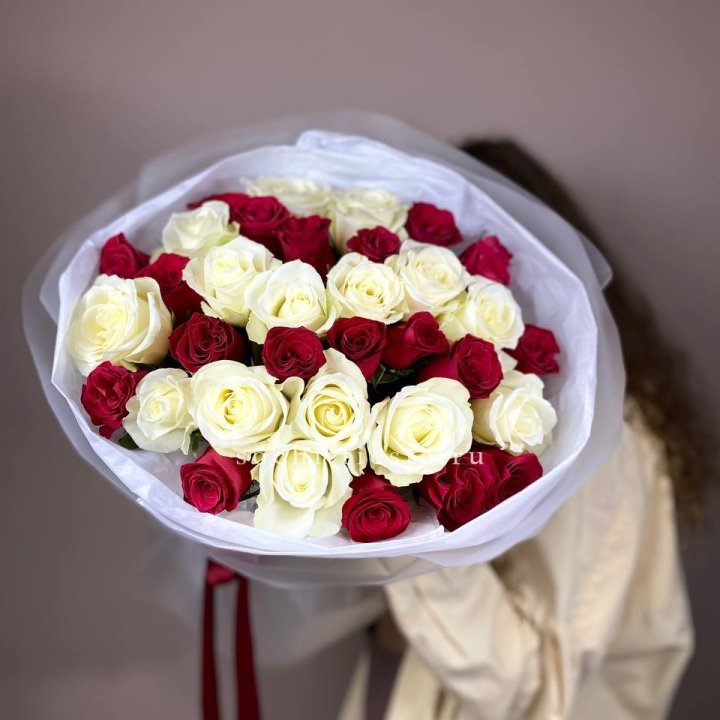 Букет из красных белых 35 роз в Омске