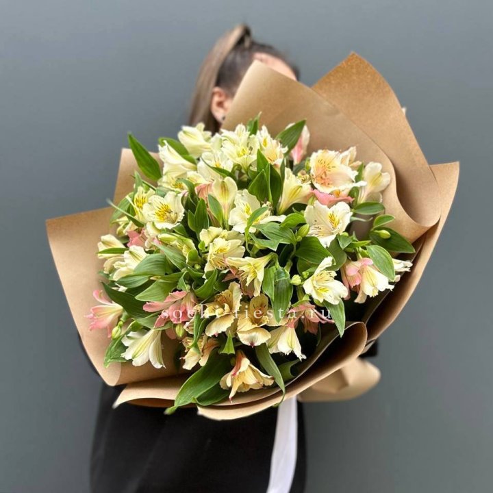 Букет альстромерий в крафте в Омске