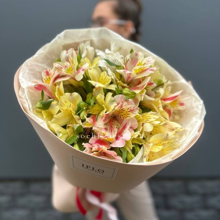 Альстромерии в нежном оформлении в Омске