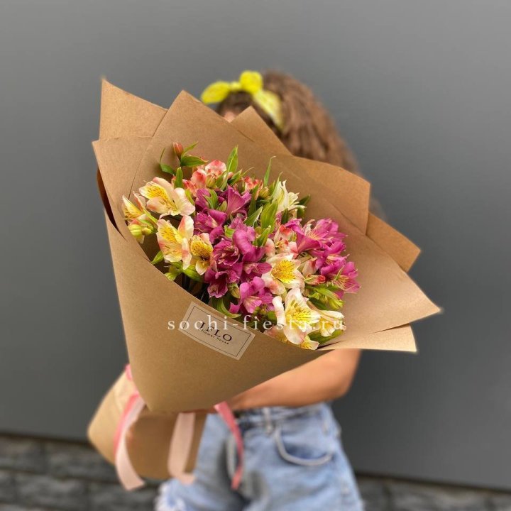 Альстромерии в крафте в Омске