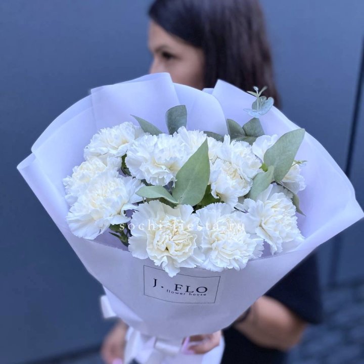 Букет белых диантусов с эвкалиптом в Омске