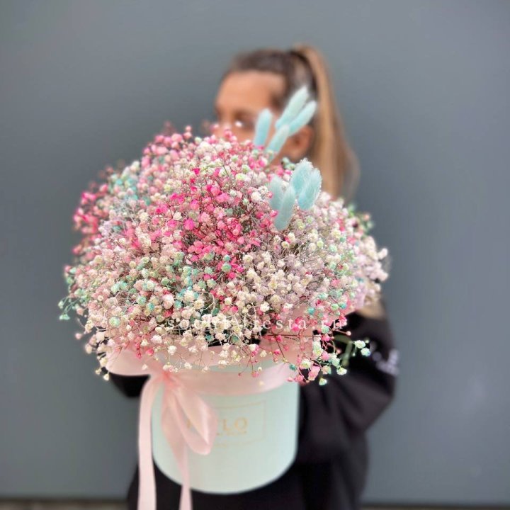 9 Радужных гипсофилы в шляпной коробке в Омске