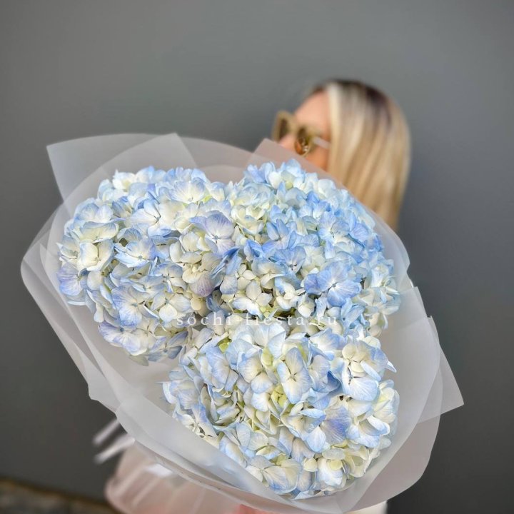 Букет из 3 голубых гортензий  в Омске