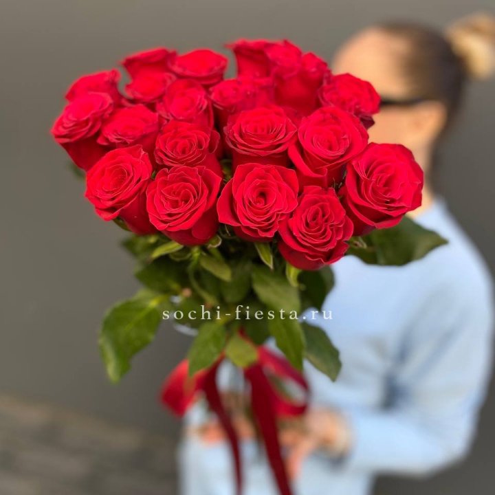 19 красных роз в Омске