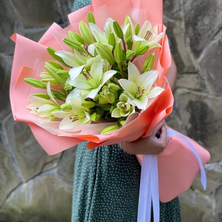 Букет из 7 белых лилий в Омске