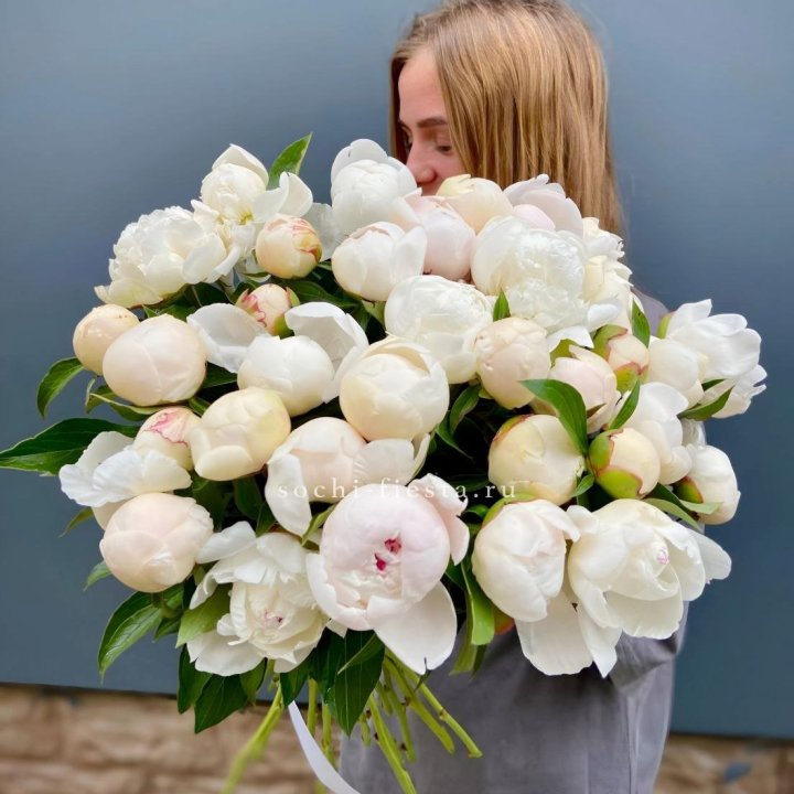 Охапка пионов в Омске