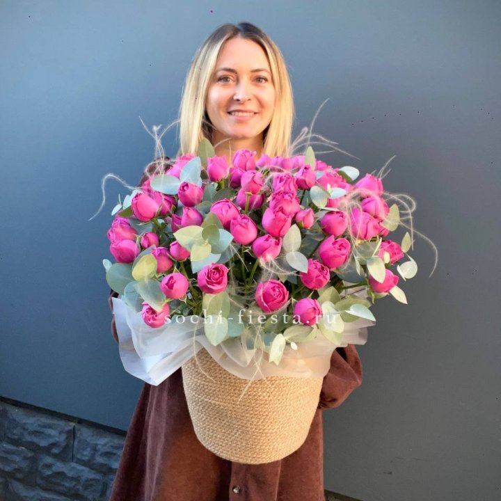 Пионовидные розы  в джутовом кашпо  в Омске