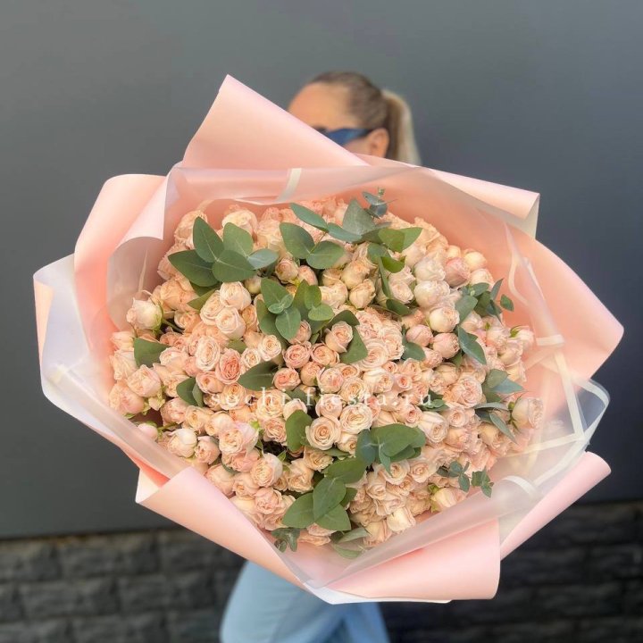 101 кустовая роза с эвкалиптом в Омске