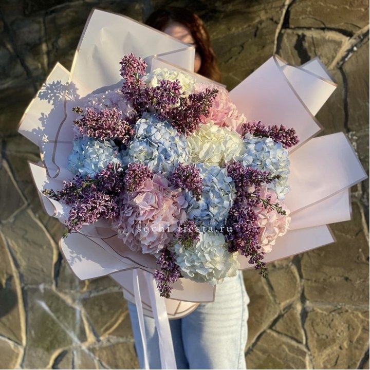 Букет гортензии с сиренью в Омске