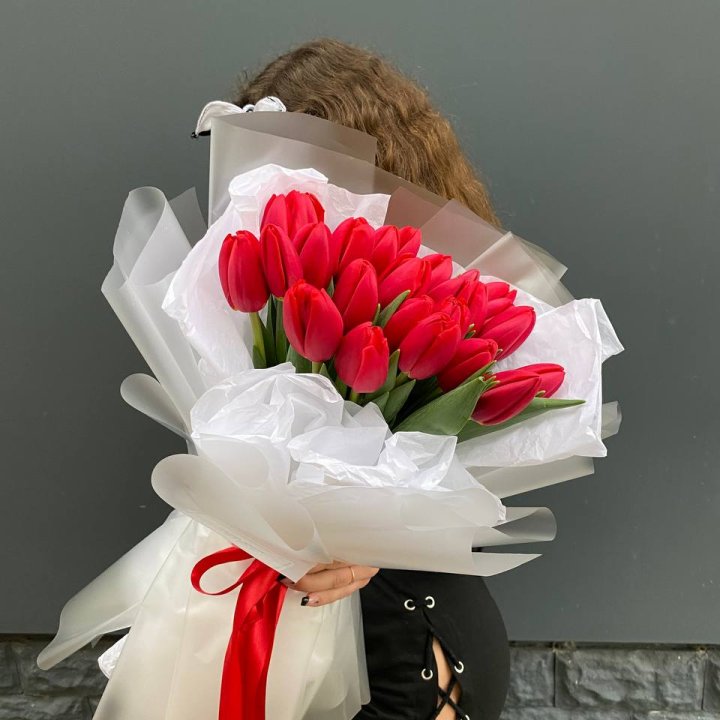  25 красных воздушных тюльпанов в Омске