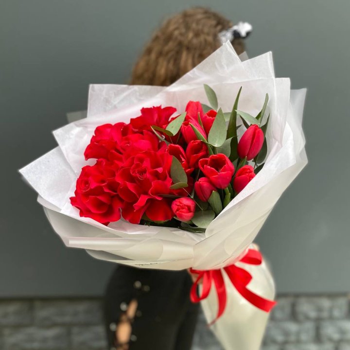 Дуо тюльпаны и розы в Омске