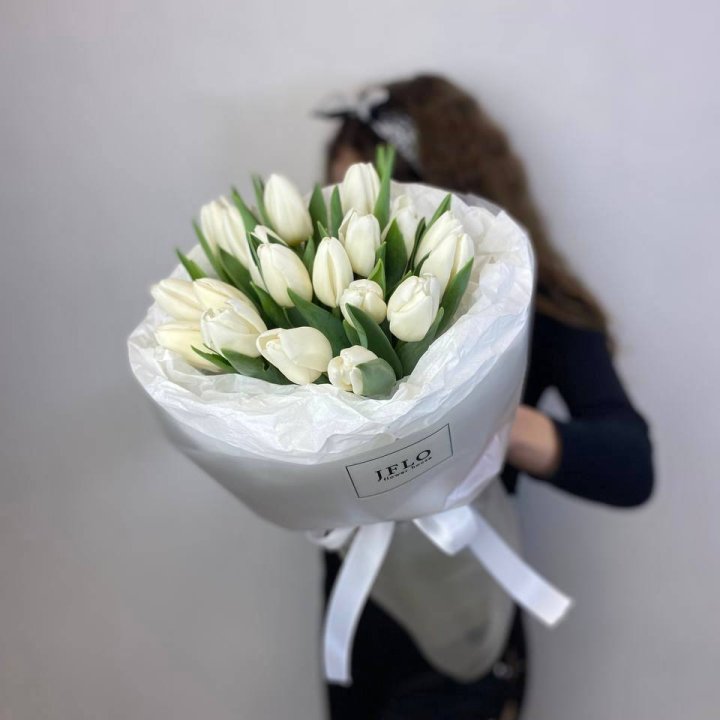  19 белых воздушных тюльпанов в Омске
