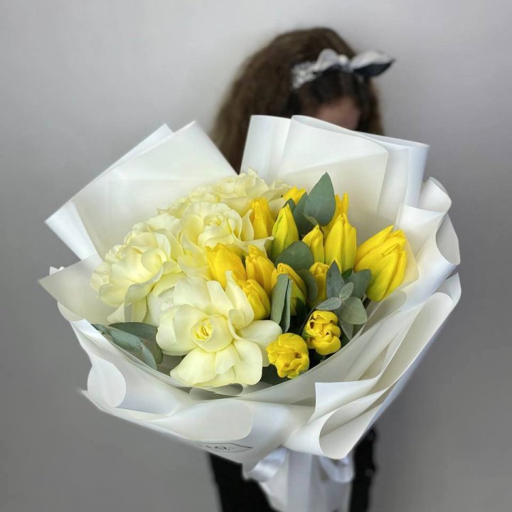 Дуо жёлтые тюльпаны и розы в Омске