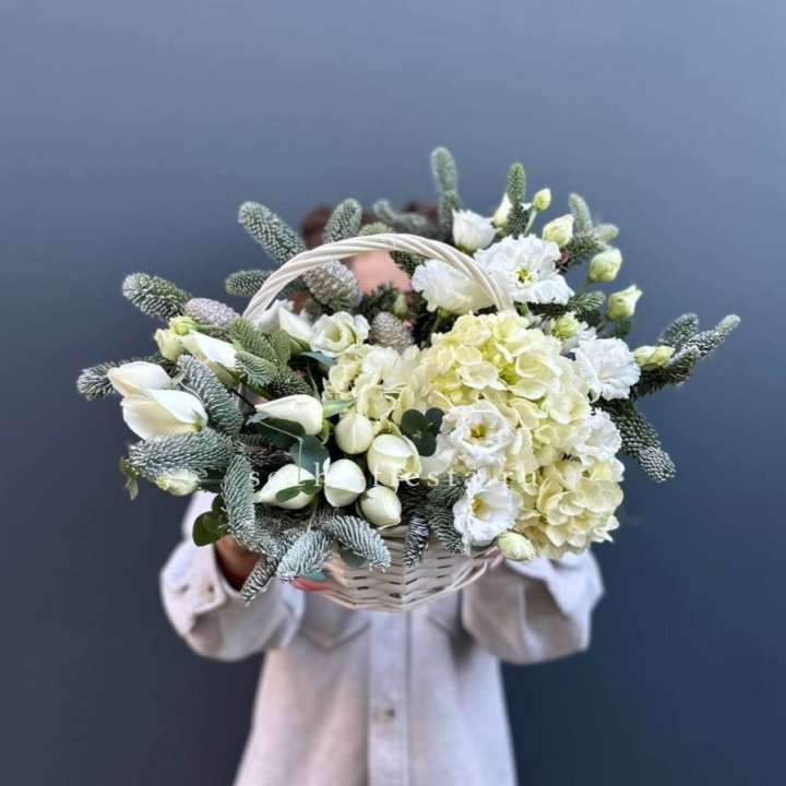 Новогодняя корзина с цветами в Омске