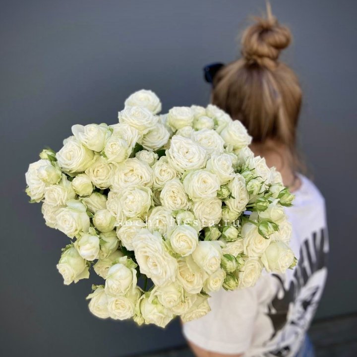 Охапка кустовых роз бомбастик  в Омске