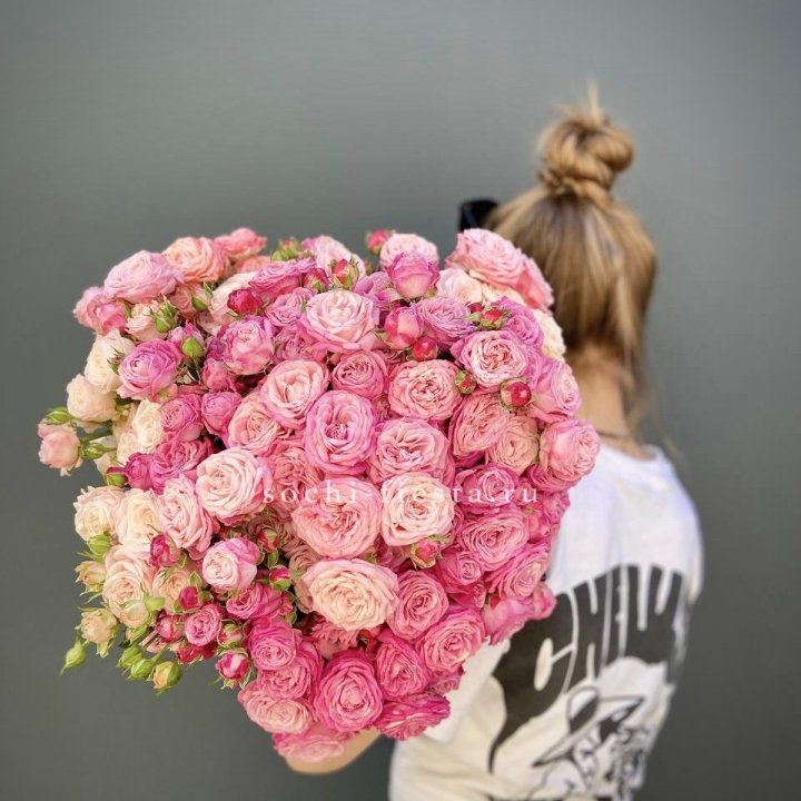 Охапка кустовых роз бомбастик пинк в Омске