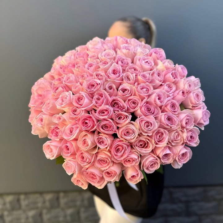 Охапка из 101 розовой розы в Омске