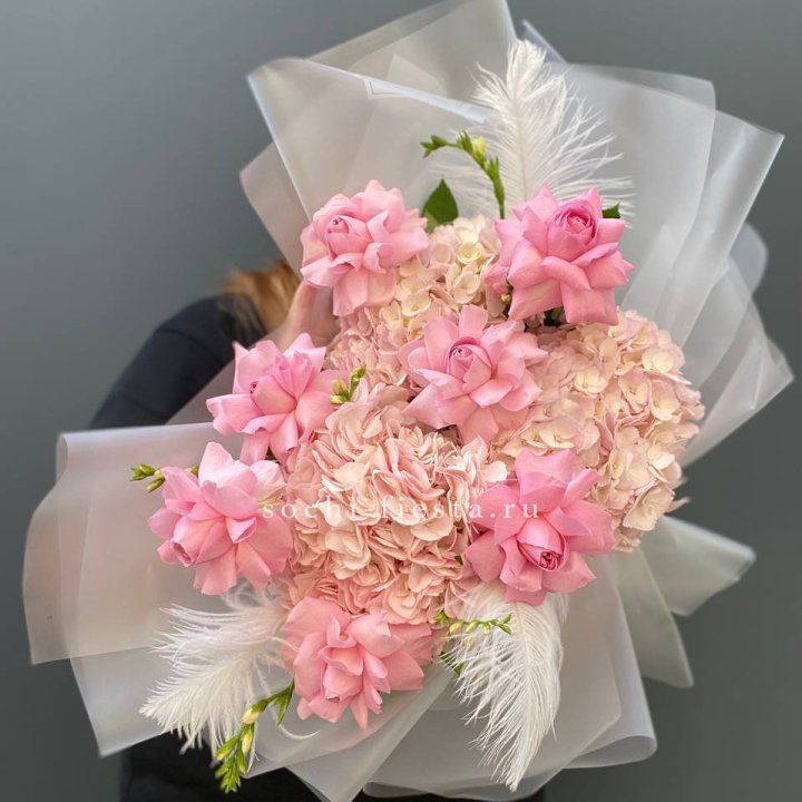  Букет  из гортензий и розовых роз в Омске