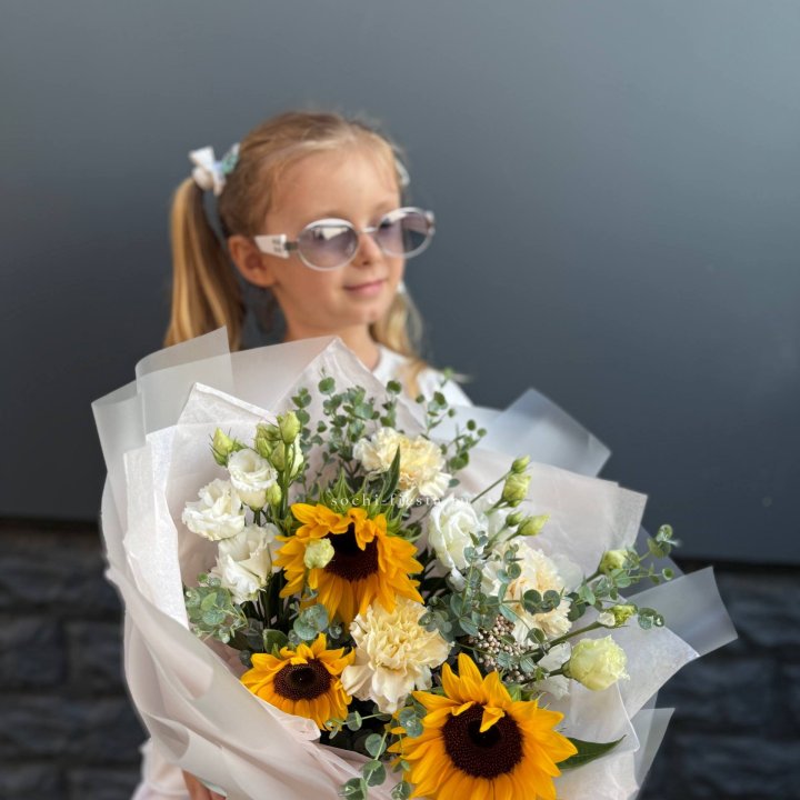  Букет  из стойких цветов с подсолнухами в Омске