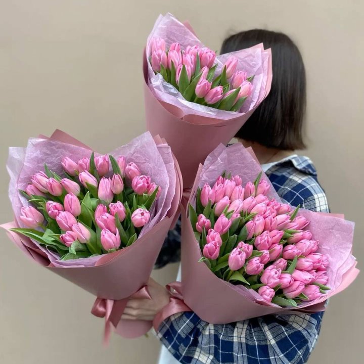 Букет розовых тюльпанов в Омске