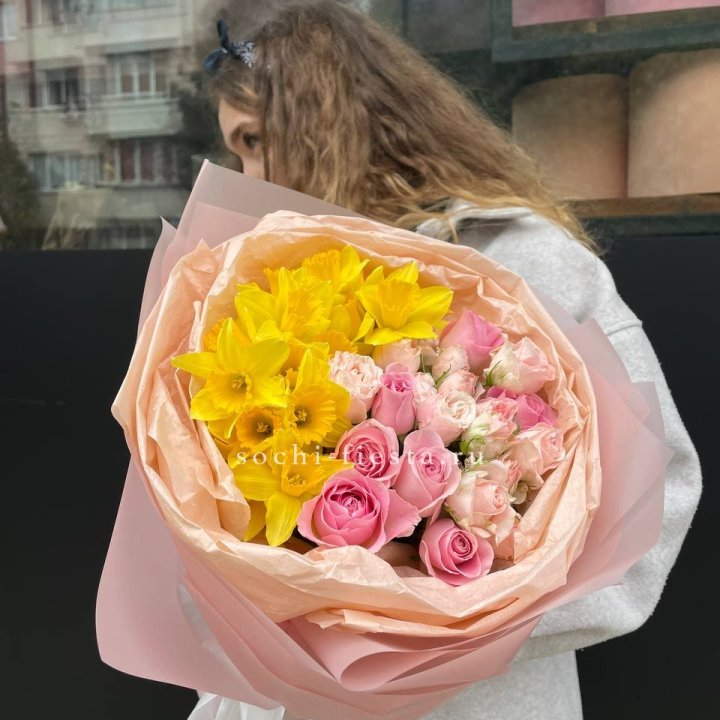 Букет роз и нарциссов в Омске