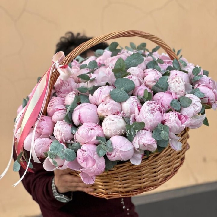 Корзина пионов "75" в Омске