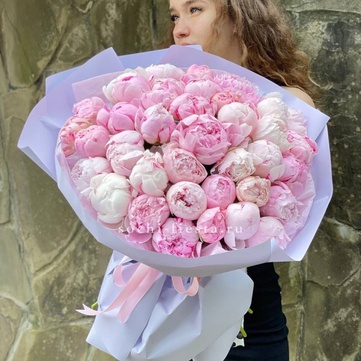 39 нежных пионов в Омске