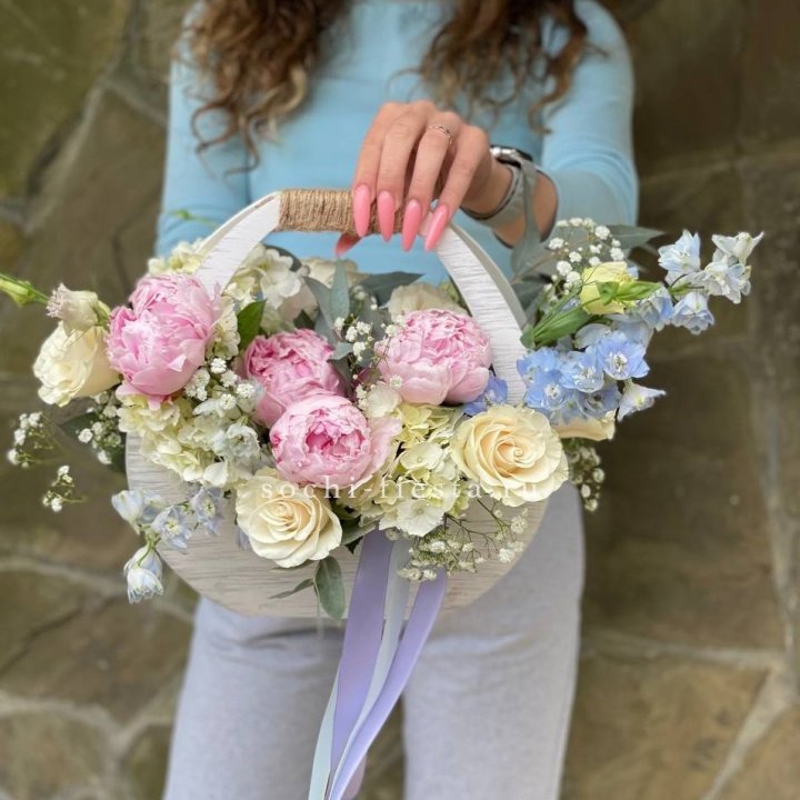 Ящик с пионами в Омске