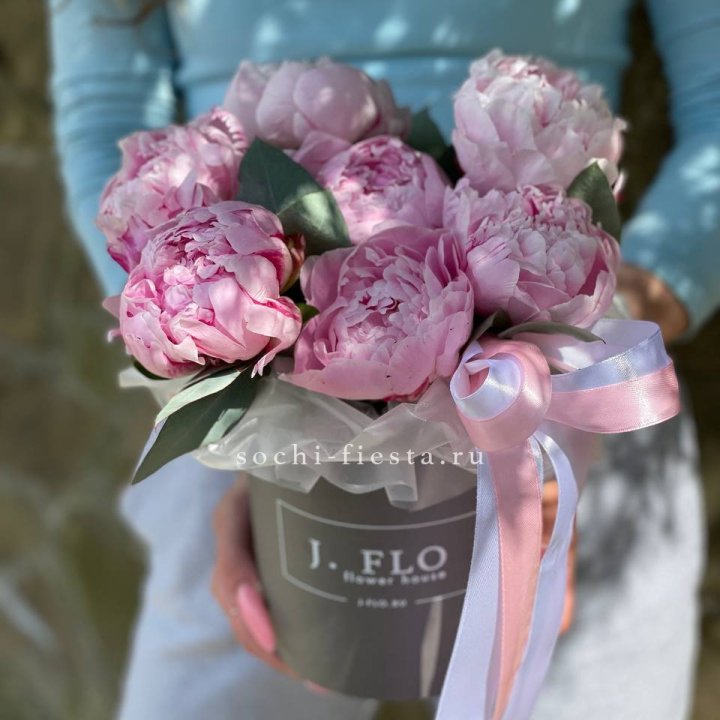 Цилиндр пионов с эвкалиптом в Омске