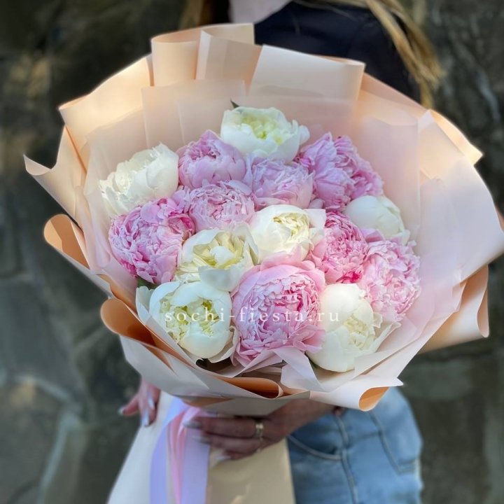 Букет 15 зефирных пионов в Омске