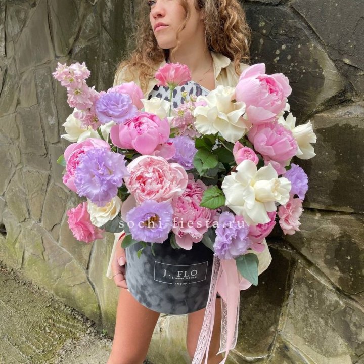 Дизайнерский цилиндр с пионами в Омске