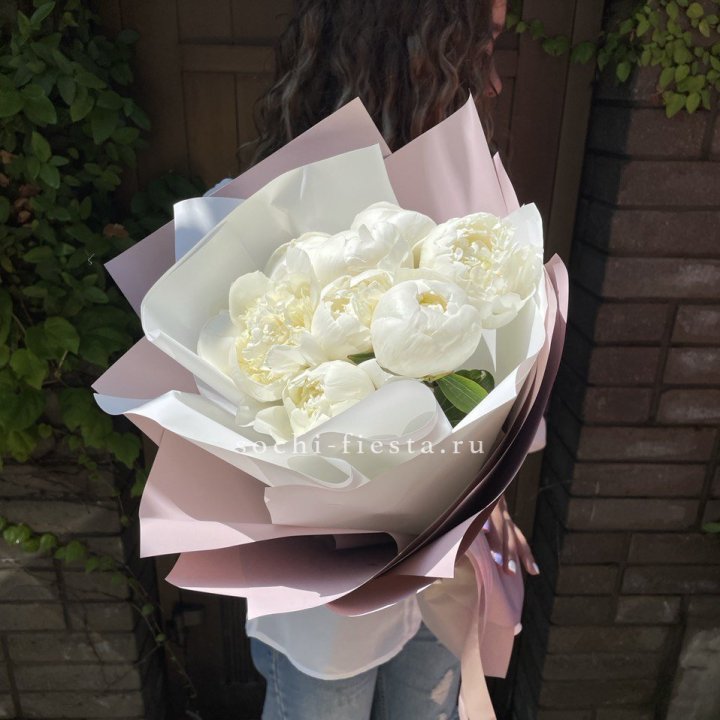 9 белоснежных пионов в Омске