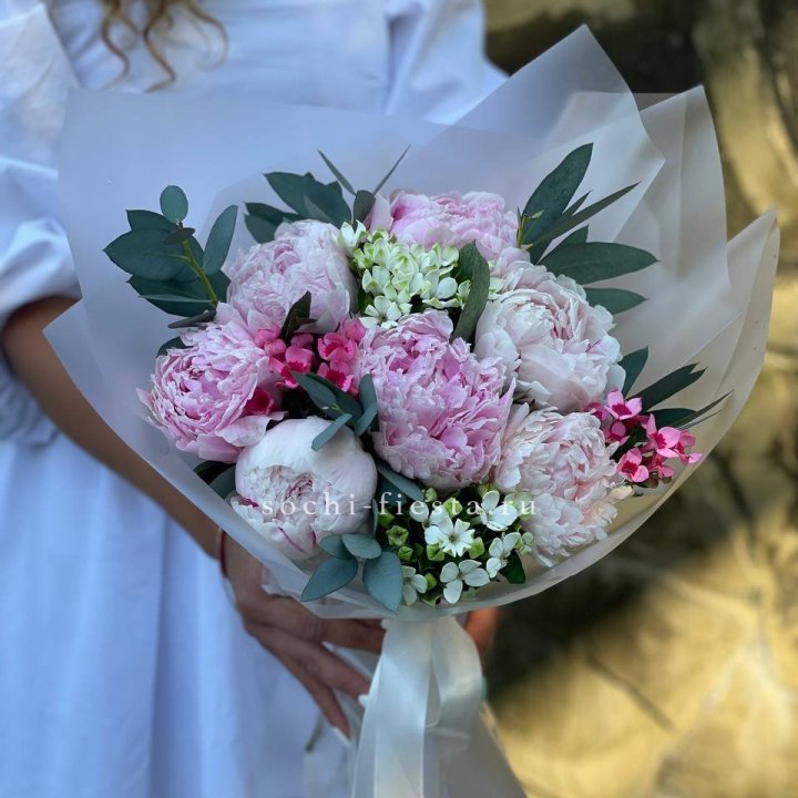 7 зефирных пионов с эвкалиптом в Омске