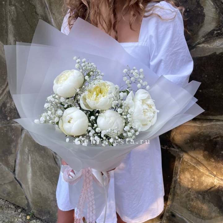 Букет белых пионов "Файв" в Омске