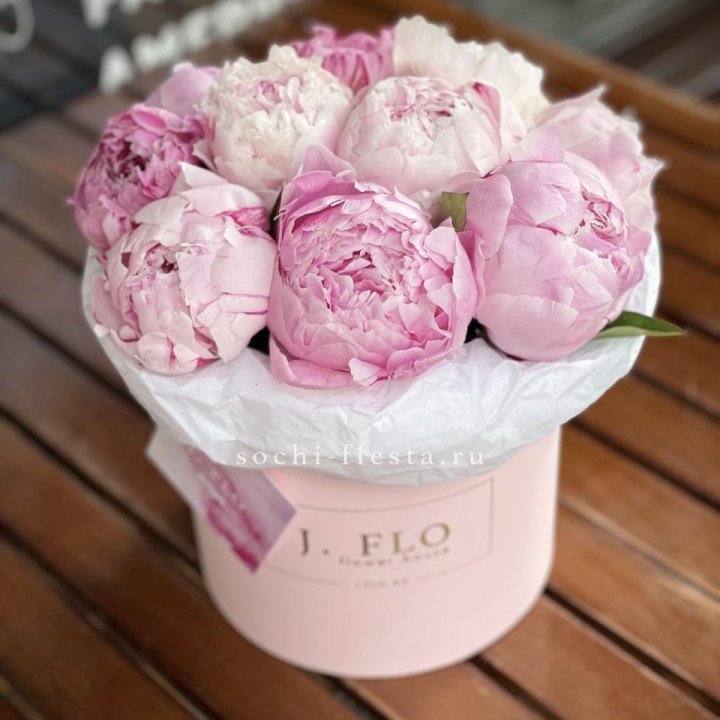 Цилиндр с пионами "Лилу" в Омске