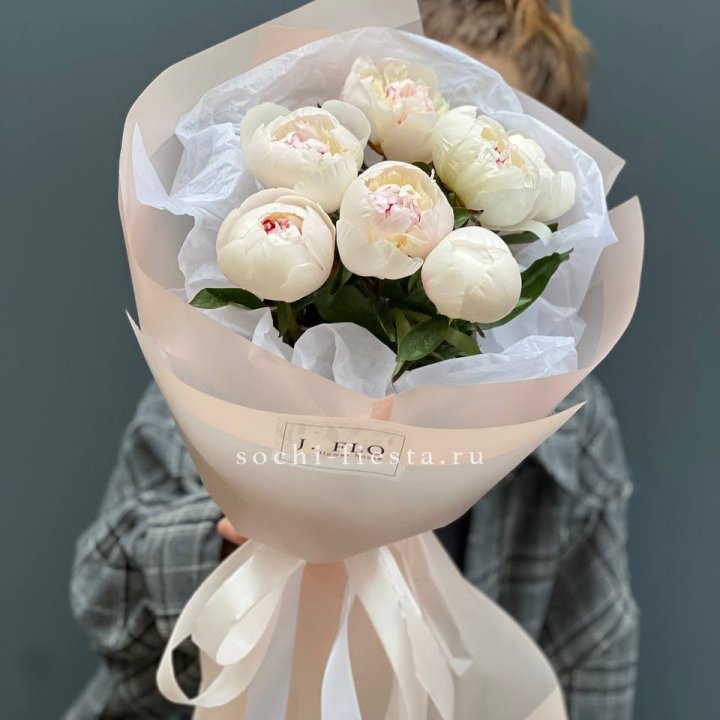 Букет белых пионов в Омске