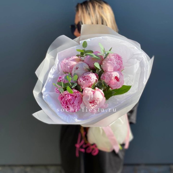 9 пионов с эвкалиптом в Омске